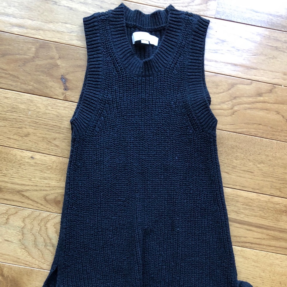 Sleeveless crew neck sweater
